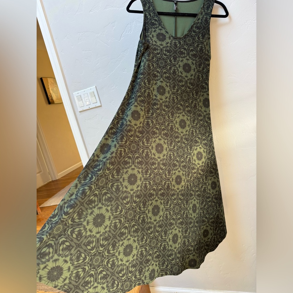 Beautiful Sleeveless Midi Dress - Picture 4 of 7
